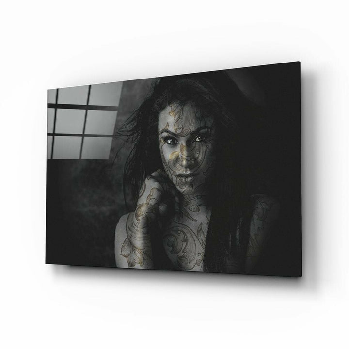 Dövmeli Kadın Cam Tablo