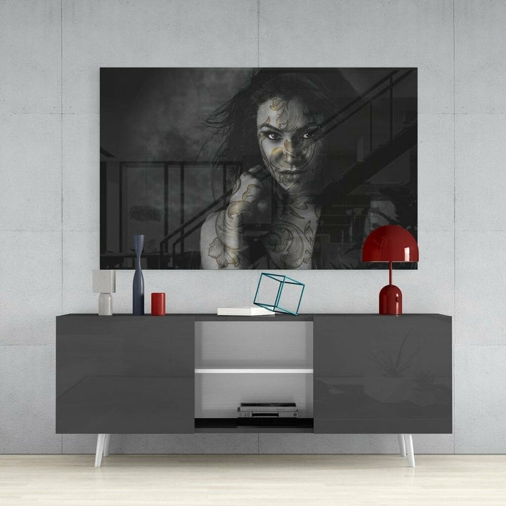 Dövmeli Kadın Cam Tablo