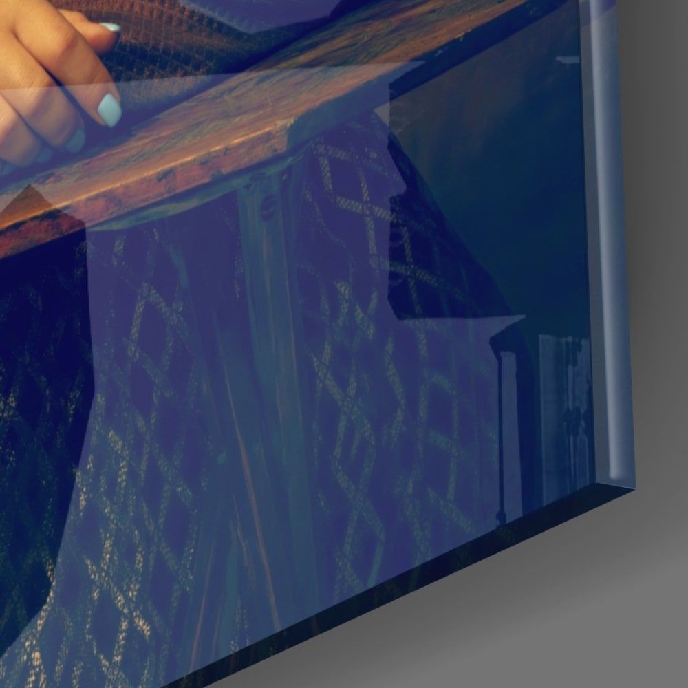 Sakız Şişiren Kadın Cam Tablo